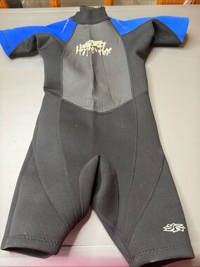 🌊 Kid’s Black & Blue Hyperflex Wetsuit. Size: 6